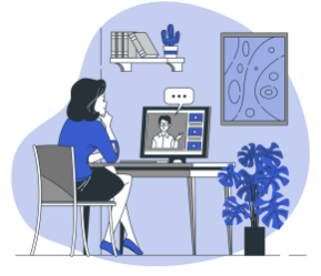 امرأة في مكالمة فيديو على مكتب.